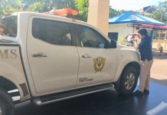 Petugas Bea Cukai sedang berlatih menggunakan Handheld X Ray yang mampu menembus berbagai material untuk mencegah barang terlarang