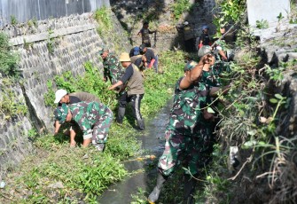 Kodim Ponorogo dan Masyarakat Bersih Bersih Sungai