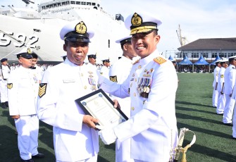 Upacara tradisi Wisuda Purna Bakti Tahun 2024 yang diikuti personel militer dan PNS di Lapangan Moeljono Silam, Mako Kolinlamil, Tanjung Priok, Jakarta Utara, Senin (06/01). 