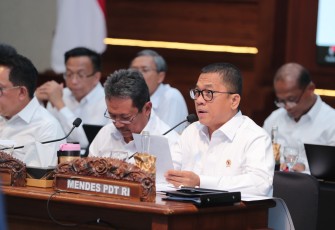 Menteri Desa dan Pembangunan Daerah Tertinggal Yandri Susanto menghadiri Rapat Koordinasi Terbatas Bidang Pangan Provinsi Jawa Timur Tahun 2025 yang dipimpin Menteri Koordinator Bidang Pangan Zulkifli Hasan dan Kementerian /Lembaga Lainnya di Gedung Grahadi Surabaya, Senin (07/01/25).  Dok. Sigit Purwanto/Humas Kemendes PDTT.