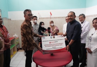 Penyerahan secara simbolis oleh Direktur Utama Bank Jatim Busrul Iman kepada Bupati Ngawi Ony Anwar Harsono pada hari Senin (13/1).