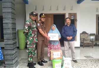 Anggota Koramil 17 Pulung saat Ikut Pendampingan Terhadap Warga yang Terima Bantuan Akibat Tanah Longsor