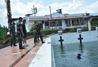 Kasdam XIII Merdeka bersama Danrem 131/Stg saat meninjau langsung pembersihan kolam renang Koni Manado