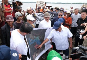 Menteri Agraria dan Tata Ruang/Kepala Badan Pertanahan Nasional (ATR/BPN), Nusron Wahid meninjau lokasi terbitnya Sertipikat Hak Guna Bangunan (HGB) di atas laut yang berada di Kabupaten Bekasi, Selasa (04/02/2025)