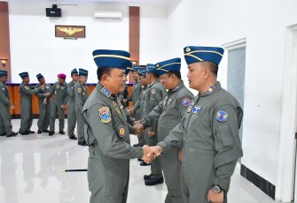Tiga jabatan tersebut antara lain Direktur Perencanaan dan Pengembangan (Dirrenbang) Puspenerbal dari Kolonel Laut (P) Heru Prasetyo yang mendapat tugas baru sebagai Dirlambangja Puspenerbal kepada Kolonel Laut (P) Catur Nur Ardiantoro yang baru menyelesaikan pendidikan di Lemhannas
