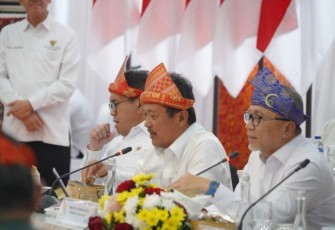 Menteri Kelautan dan Perikanan Sakti Wahyu Trenggono dalam rapat koordinasi bidang pangan di Palembang, Sumatera Selatan, Senin (13/1). 