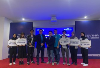 CEO SEVIMA Sugianto Halim bersama peraih Beasiswa Semesta 2025