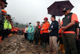 Sejumlah perwakilan dari unsur pemerintah pusat, daerah, relawan dan masyarakat mengikuti upacara penutupan operasi SAR bencana longsor di Desa Pandanarum, Kecamatan Pandanarum, Kabupaten Banjarnegara, Jawa Tengah, Selasa (25/11)