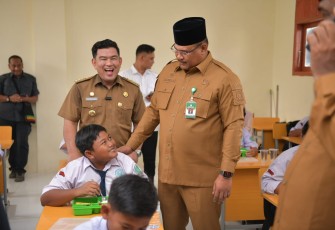 Pj Gubernur Safrizal saat Cek MBG di SMP dan SMA
