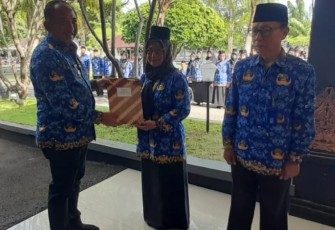  Bupati Karanganyar, Rober Christanto, secara simbolis menyerahkan Surat Keputusan (SK) kepada 3.038 Pegawai Pemerintah dengan Perjanjian Kerja (PPPK) Paruh Waktu
