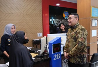 Wakil Menteri ATR/Wakil Kepala BPN, Ossy Dermawan saat berkunjung ke Kantor Pertanahan (Kantah) Kabupaten Semarang pada Jumat (03/01/2025).