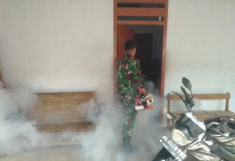 Babinsa dan Bhabinkamtibmas saat Gelar Fogging di Trenggalek