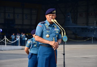 Danpuspenerbal, Laksda TNl Sisyani Jaffar dihadapan ribuan personelnya, saat mengambil Apel Gabungan Satuan Jajaran Penerbangan TNL AL Wilayah Surabaya yang digelar di Apron Lanudal Juanda, Senin (6/1/2025).