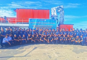 Kepala Pangkalan Penjagaan Laut dan Pantai (PLP) Kelas II Tanjung Uban, Sugeng Riyono, S. E., pimpin apel gelar pasukan dan pelepasan 11 kapal negara dalam rangka pengawasan dan pengamanan angkutan laut Natal 2025 dan tahun baru 2026