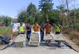 Polsek Belitang III Hadiri Penyaluran BLT DD dan Trial Pembangunan Cor Beton Jalan Desa Senumarga