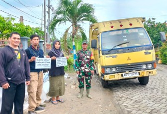 Babinsa Koramil Kedunggalar dan Petugas Bulog Turun ke Lapangan 