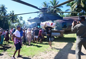 Helikopter Caracal TNI AU Kembali Hantarkan 1.105 KG Bantuan Kemanusiaan Untuk Warga Terisolir di Pasaman Barat