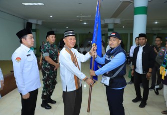 Bupati Tulang Bawang, bapak Drs. Qudrotul Ikhwan, M.M., melepas kebeberangkatan calon jemaah haji Kabupaten Tulang Bawang tahun 1446 H/2025 M yang berlangsung di Aula Islamic Center Menggala, Senin (19/5)