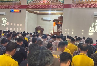 Personel Polda dan Masyarakat Gelar Sholat Gaib