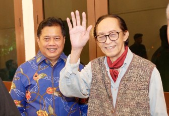 Pentas band yang dibentuk oleh Eros Djarot di tahun 1970-an itu tak hanya dihadiri oleh para seniman senior namun juga menarik perhatian bagi Wakil Menteri Transmigrasi Viva Yoga Mauladi