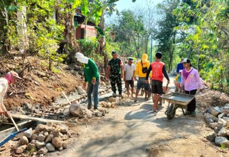 Babinsa Desa Prambon Gelar Karya Bakti Perbaikan Saluran Air