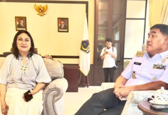 Foto Gubernur Sulut, Mayjen TNI Yulius Selvanus Bersama Istri saat berada di Rusia yang terletak di kelurahan Bumi Beringin Manado