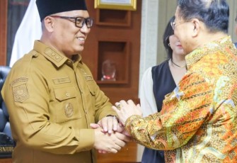 Wakil Gubernur Kepulauan Riau, Nyanyang Haris Pratamura, menerima kunjungan dari Perhimpunan Indonesia Tionghoa (INTI) yang dipimpin langsung oleh Ketua Umum INTI, Teddy Sugianto, di Ruang Kerja Wakil Gubernur Kepri, Tanjungpinang, Selasa (29/4)