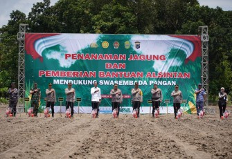  Kapolri Jenderal Pol. Listyo Sigit Prabowo menghadiri kegiatan penanaman jagung di Kabupaten Bantul, Yogyakarta