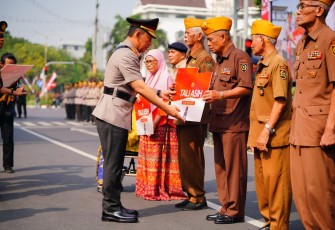Kapolri Jenderal Listyo Sigit Prabowo saat memberikan santunan kepada veteran Polri, keluarga M Jasin, dan putri Moekari (Ajudan M Jasin).
