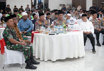 Kapolri Jenderal Pol. Listyo Sigit Prabowo beserta sejumlah pejabat utama Mabes Polri menggelar acara buka puasa bersama para tokoh ulama dan elemen masyarakat Banten