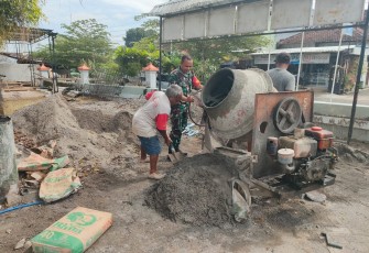 Babinsa Desa Dagangan Gelar Karya Bakti Pembuatan Gapura 