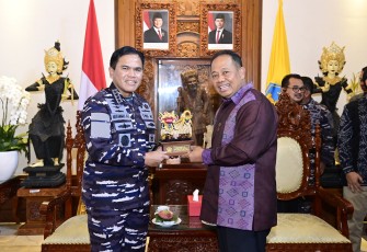 Kepala Staf Angkatan Laut (Kasal) Laksamana TNI Dr. Muhammad Ali melaksanakan kunjungan kehormatan (Courtesy Call) dengan Pj. Gubernur Bali Sang Made Mahendra Jaya bertempat di Kantor Gubernur Bali, Denpasar, Bali, Sabtu (15/2)