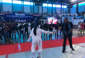 Kegiatan pertandingan Kejurnas Anggar Antar Pelajar di GOR Duasudara Manembo-nembo Kota Bitung, Sulawesi Utara