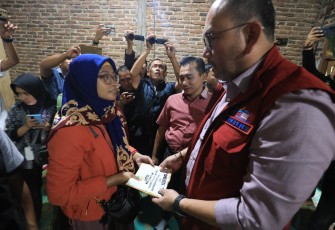 Sekretaris Jenderal Kemensos Robben Rico langsung menemui 5 keluarga korban bencana tanah longsor Bali di Desa Pragak, Kecamatan Parang, Magetan, Jawa Timur, Selasa (28/1/2025)