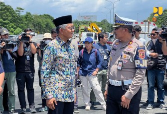 Menteri Pekerjaan Umum (PU) Dody Hanggodo didampingi Sekretaris Jenderal Kementerian PU Mohammad Zainal Fatah melakukan peninjauan Gerbang Tol Ciawi 2, Bogor, Jawa Barat, Rabu (05/02/2025)