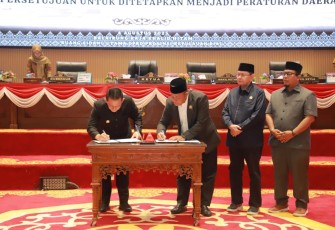Pengesahan Ranperda ini ditandai dengan penandatanganan persetujuan bersama antara Gubernur Kepri Ansar Ahmad dan unsur Pimpinan DPRD Kepri.