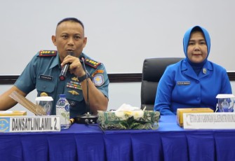 Komandan Satuan Lintas Laut Militer 2 (Dansatlinlamil 2) Kolonel Laut (P) Sobarudin M.T.r.Hanla., didampingi Ketua Cabang 3 Gabungan Kolinlamil Ny. Elza Sobarudin memberikan pengarahan pada acara Entry Briefing dihadapan Perwira, Bintara, Tamtama serta Pegawai Negeri Sipil (PNS) Satlinlamil 2 