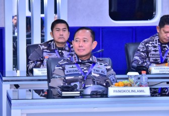  Panglima Komando Lintas Laut Militer Laksda TNI Hudiarto Krisno Utomo, PSC(j) M.A., M.M.S., CHRMP bersama Aspotmar Pangkolinlamil Kolonel Laut (P) Teguh Iman Wibowo, M.Tr.Opsla., menghadiri Rapat Kerja Teknis Potensi Maritim TNI AL Tahun 2025 yang berlangsung di Gedung Neptunus, Mabesal Cilangkap, Jumat (28/2)