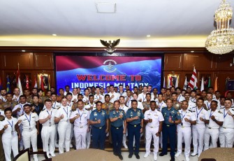 Foto bersama saat pertemuan kunjungan kehormatan (courtesy call) dari para Taruna dan Taruni Satgas Kartika Jala Krida (KJK) 2025 serta delegasi ASEAN Plus Cadet Sail (APCS), pada Selasa (5/8).