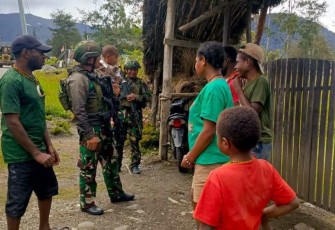 Dansatgas Yonif 700/Wyc, Letnan Kolonel Inf Heraldo Tabasonda, melaksanakan silaturahmi dan Komunikasi Sosial (Komsos) ke para tokoh masyarakat dan warga disekitaran Titik Kuat Pos Kotis Ilaga di Kampung Kimak Distrik Ilaga, Minggu (16/03/2025)