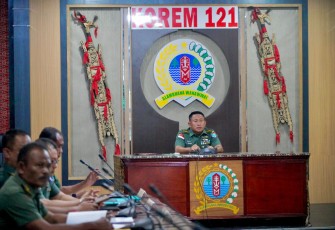 Komandan Korem 121/Abw Brigjen TNI Purnomosidi, S.I.P., M.A.P., M.Han., pimpin Rapat Sidang Pangkar Jabatan Perwira jajaran Korem 121/Abw TW I Tahun 2025, bertempat di Ruang kerja Danrem 121/Abw, Pontianak, Kalimantan Barat, Selasa (11/03/2025)