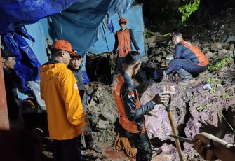 Tim gabungan melakukan evakuasi dan pencarian korban di Kota Bandar Lampung, Provinsi Lampung, pada Sabtu (22/2) Sumber foto/video : BPBD Kota Bandar Lampung