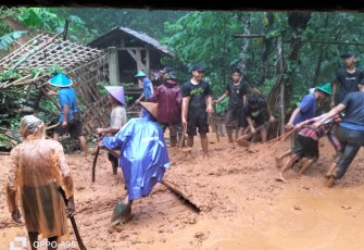 Babinsa Koramil 0801/03 Arjosari Sigap Bantu Rumah Warga Tertimbun Longsor
