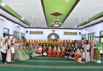  Persit Kartika Chandra Kirana (KCK) Cabang XVI Kodim Ponorogo tadi pagi menggelar acara pengajian bertempat di Masjid Al Muttahidah Kodim 0802/Ponorogo jalan Veteran no 4 Kota / Kabupaten Ponorogo, Kamis (17/04/2025)