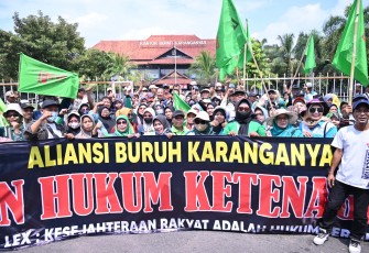 Aksi ratusan buruh yang tergabung dalam Aliansi Gerakan Buruh Karanganyar (Gebuk) peringati May Day, di depan Kantor Bupati Karanganyar, Kamis (1/5/2025)
