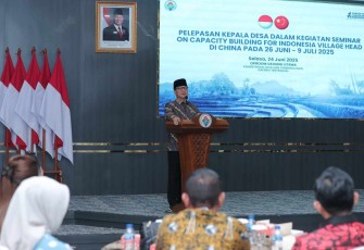 Mendes PDT Yandri Susanto saat melepas dua puluh lima Kepala Desa (Kades) dari berbagai provinsi di Indonesia di operational room kantor Kemendes PDT, Jakarta, Selasa (24/6/2025).