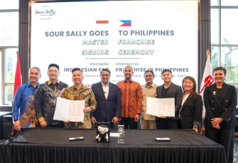  Menteri Ekonomi Kreatif/Kepala Badan Ekonomi Kreatif, Teuku Riefky Harsya, menjadi pembicara sekaligus saksi penandatanganan kerja sama antara Sour Sally Group dengan mitra Filipina, dalam acara "Indonesia Go Global", di IDN HQ, Jakarta, pada Rabu 12 Maret 2025