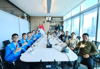 Menteri Ekonomi Kreatif, Teuku Riefky Harsya, menerima audiensi dari siswa dan siswi SMA Taruna Nusantara Malang yang berlangsung di kantor Kementerian Ekonomi Kreatif, Jakarta, Rabu (24/12/2025).