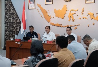 Plh Wali Kota Depok, Chandra Rahmansyah memberikan arahan pada dalam acara Rakor HLM di Ruang Edelweis, Lantai 5 Balai Kota Depok, Selasa (25/02/25).