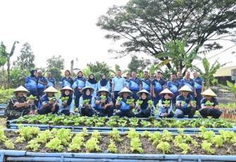 Lanud Husein Sastranegara Perkuat Ketahanan Pangan dengan Penanaman Pohon Alpukat dan Panen Sayuran